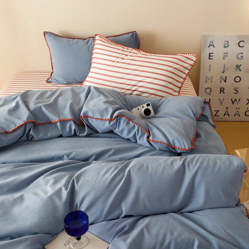 Housse de couette bleue marine dans une chambre décorée
