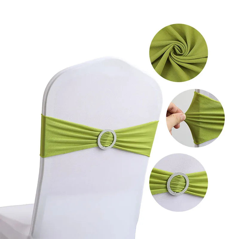 Une bague en plastique décorative verte entoure le dossier d'une chaise blanche, décoration simple et élégante.