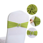 Une bague en plastique décorative verte entoure le dossier d'une chaise blanche, décoration simple et élégante.
