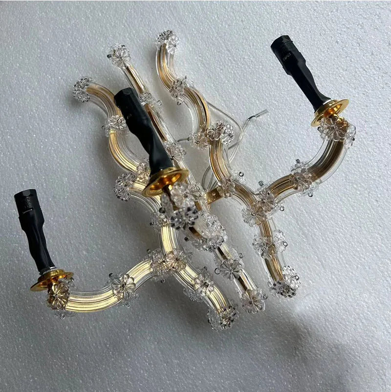 Installation de l'applique murale LED au-dessus d'un lit