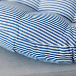 Coussin de sol utilisé pour une séance de yoga relaxante