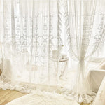 Rideaux élégants blancs avec motif floral délicat, apportant une touche romantique à la décoration intérieure. Parfaits pour créer une ambiance lumineuse et raffinée dans le salon ou la chambre. Installation facile avec design sophistiqué.