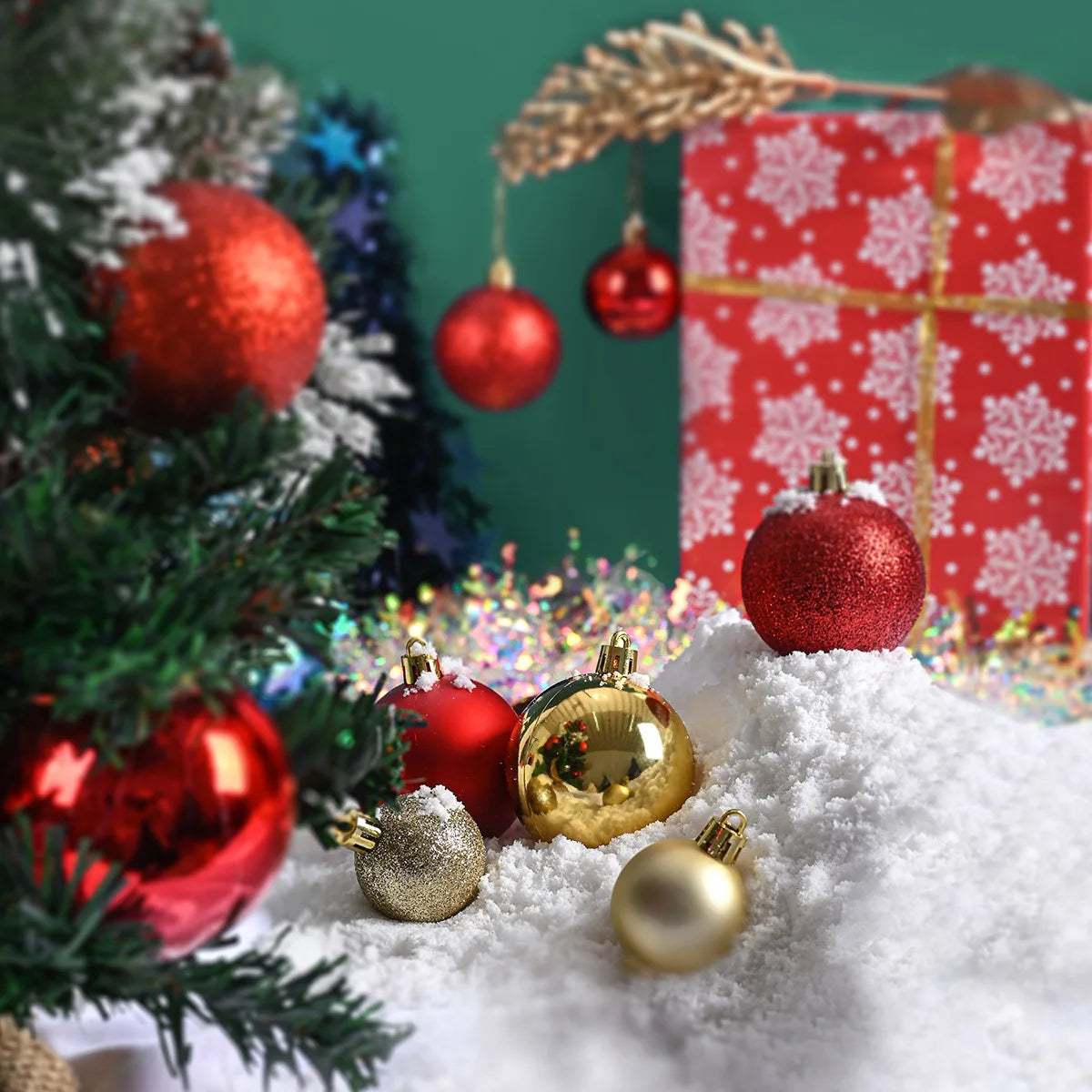 Boules de Noël en violet, gris et beige décoratives