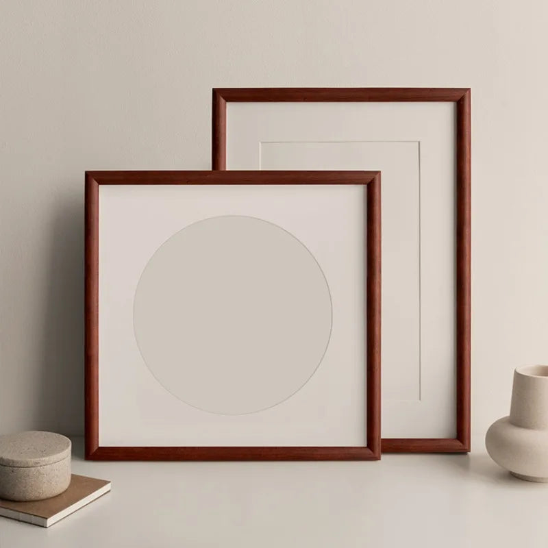 Cadre photo A4 en bois naturel dans un intérieur chaleureux