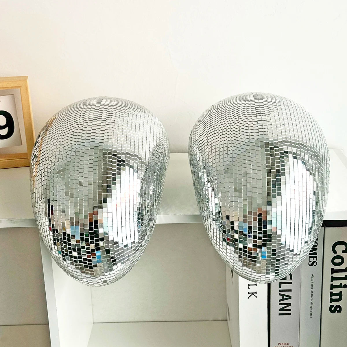 Boule disco fondue or sur table basse