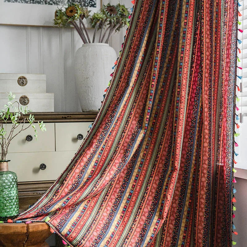 Rideau bohème rouge doré rayé dans un salon élégant