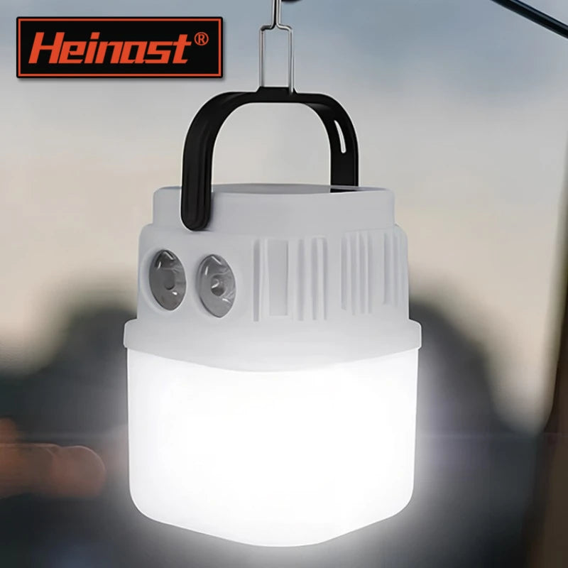 Lanterne solaire LED portable suspendue dans un arbre la nuit
