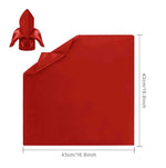 Carré de tissu rouge vif plié en forme de fusée, mesurant 43 cm de largeur et 46 cm de hauteur.