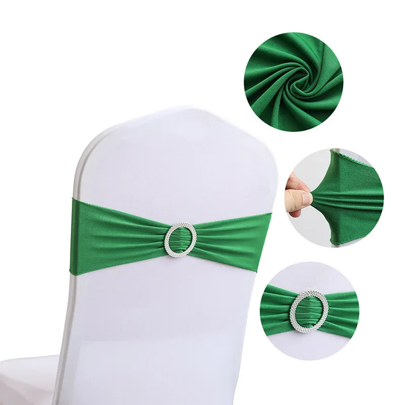 Élégant noeud vert en velours avec boucle ornée de strass, sur chaise blanche.