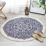 Un magnifique tapis rond à motifs floraux et ornementés, créant une atmosphère apaisante et harmonieuse dans cette pièce.