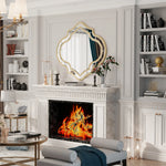 Intérieur élégant avec une cheminée en pierre et un miroir décoratif doré, des étagères encastrées et des accessoires de décoration vintage.