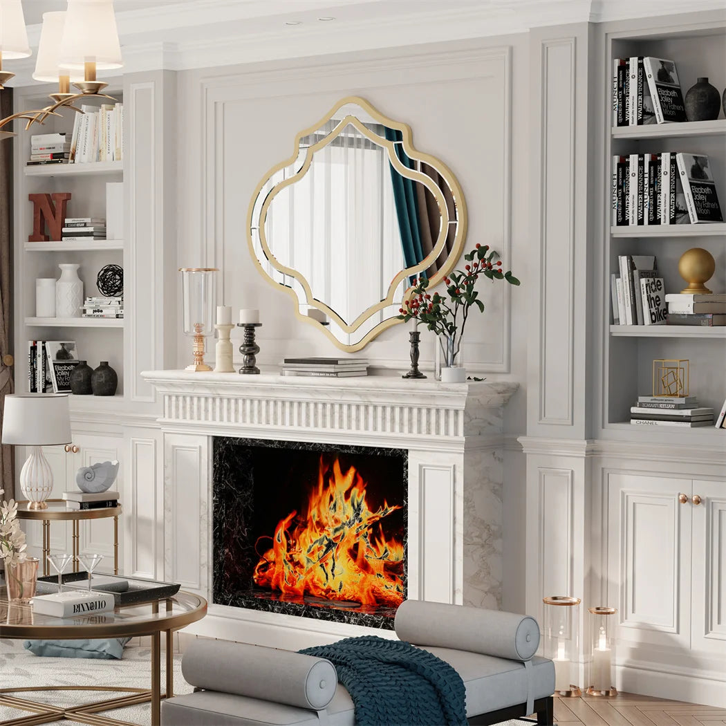 Intérieur élégant avec une cheminée en pierre et un miroir décoratif doré, des étagères encastrées et des accessoires de décoration vintage.