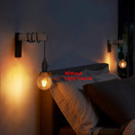Lampe murale en bois et fer dans une chambre à coucher