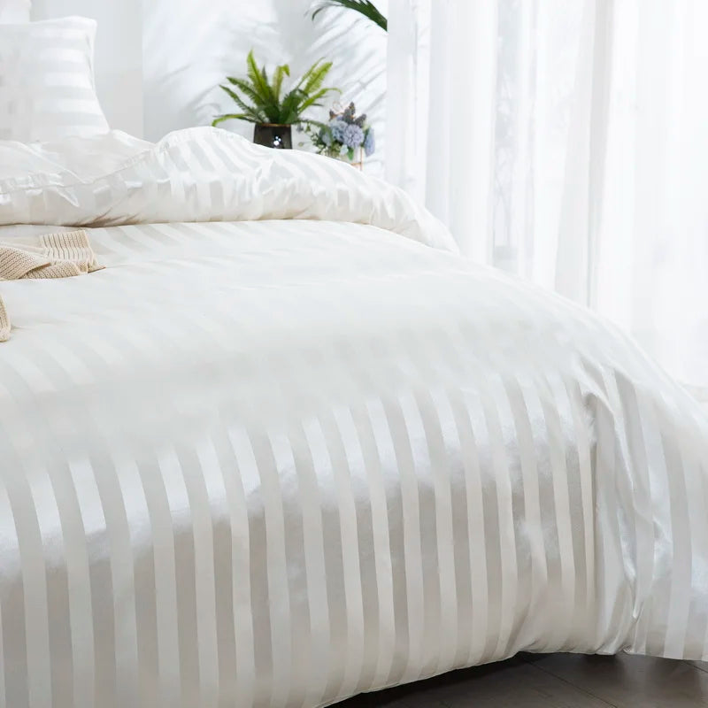 Détail du tissu satiné rayé blanc ivoire