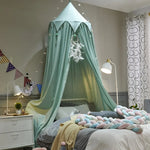 Une chambre d'enfant colorée et accueillante avec un lit à baldaquin et une décoration murale élégante.