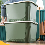 Boîtes de rangement empilées dans un dressing moderne