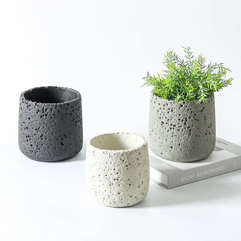 Pot de fleurs ciment gris clair sur bureau moderne