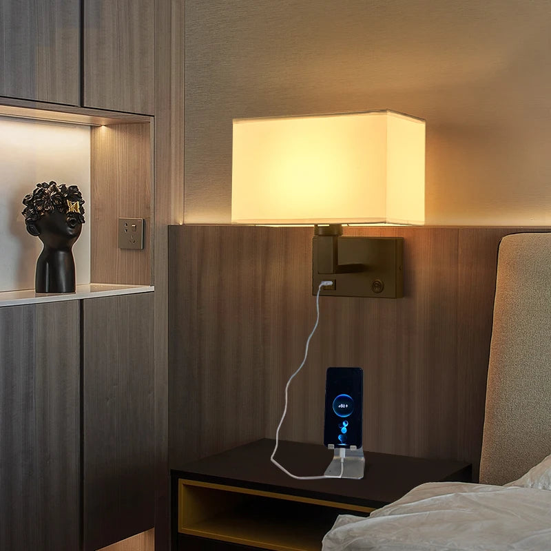 Applique murale LED installée près d'un lit avec abat-jour en tissu blanc