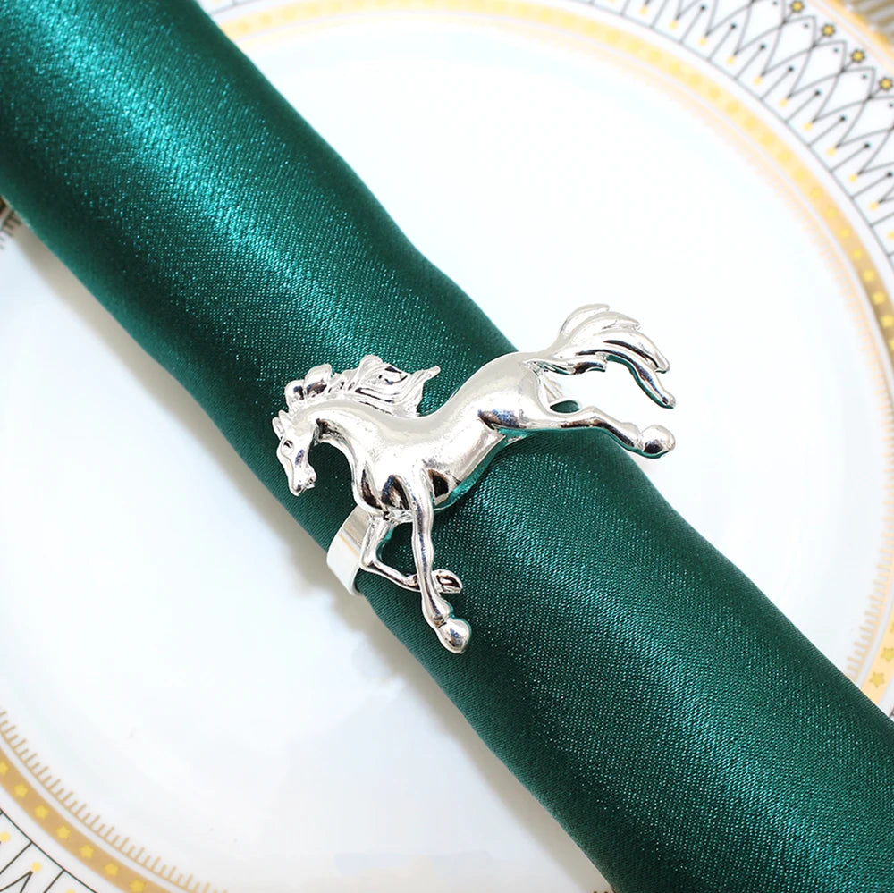 Table décorée avec ronds de serviette cheval pour un mariage élégant