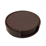 Il s'agit d'un ensemble de sous-verres ronds en cuir marron foncé avec des coutures visibles sur les bords.