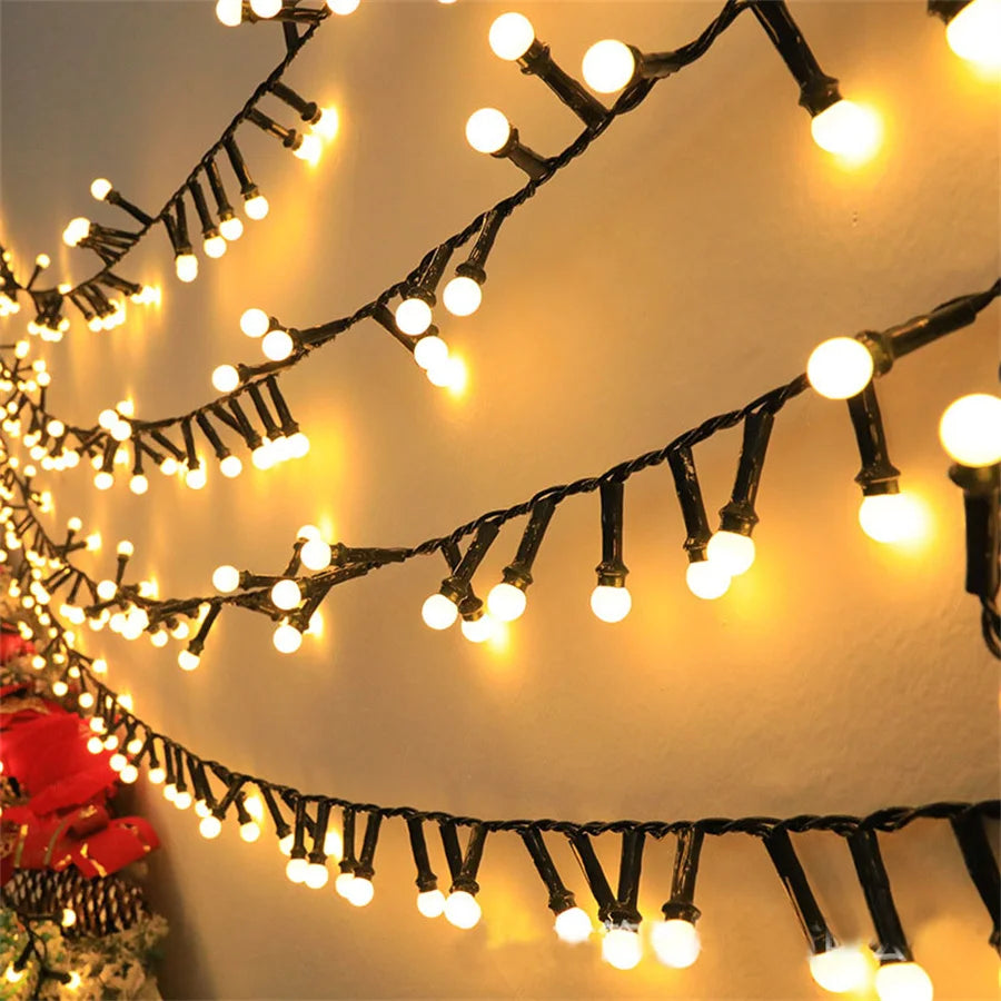Guirlande lumineuse solaire 10m 500 LED boule étoilée dans un jardin de Noël