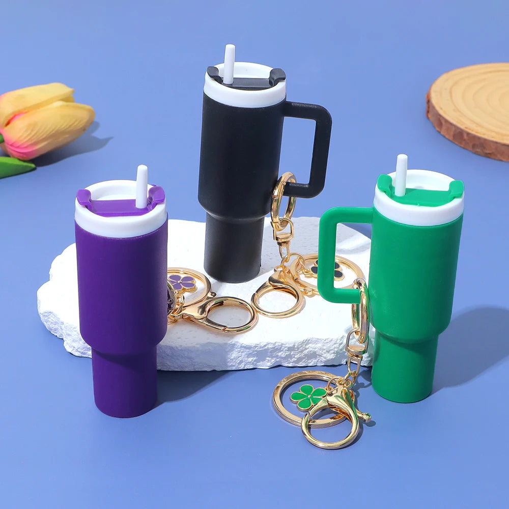 Porte-clés tasse Stanley 3D noir vue de côté