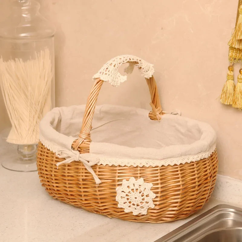 Intérieur blanc de la boîte en rotin montrant la doublure