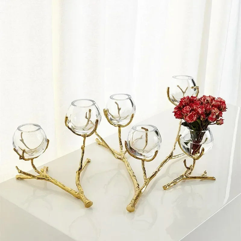 Vase en verre jaune avec branches dorées et fleurs fraîches