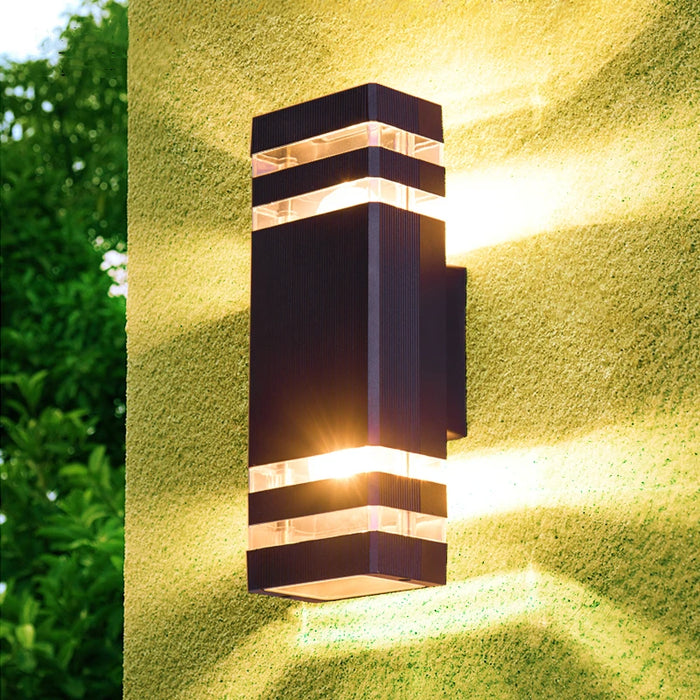 Applique murale LED extérieure IP65 double tête en noir sur un mur de jardin