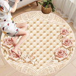 Élégant tapis rond avec motifs floraux et design en relief, créant une atmosphère chaleureuse et luxueuse dans la pièce.