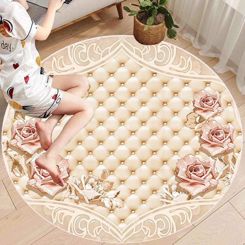 Élégant tapis rond avec motifs floraux et design en relief, créant une atmosphère chaleureuse et luxueuse dans la pièce.