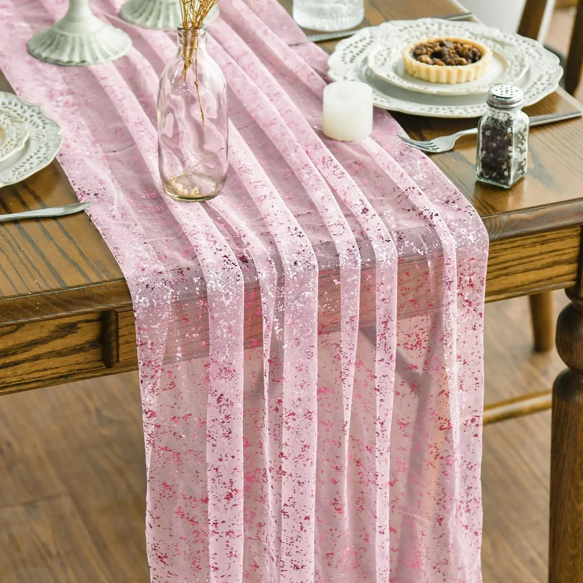 Chemin de table doré en intérieur