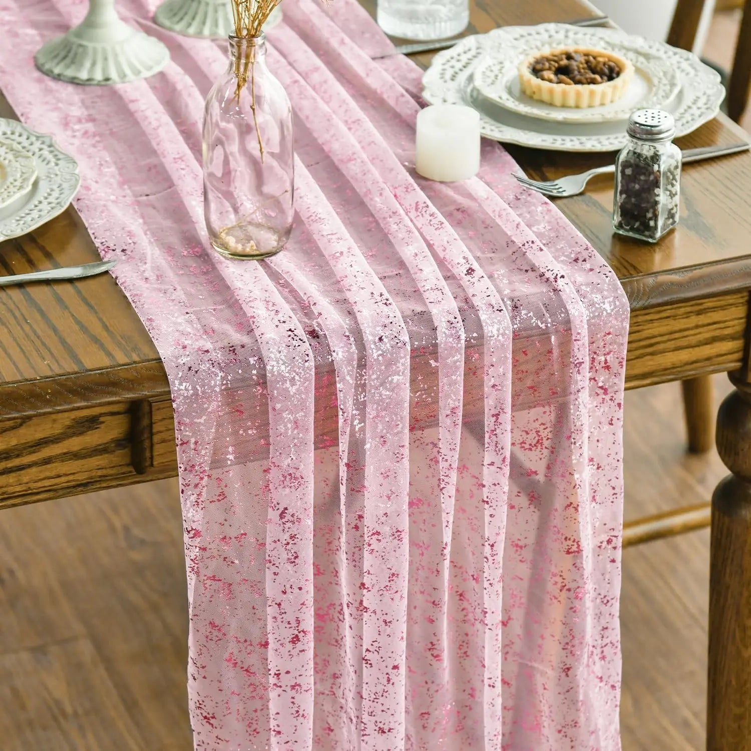 Chemin de table doré en intérieur