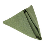 Un coussin décoratif vert olive de forme triangulaire, fait de tissu doux et texturé.