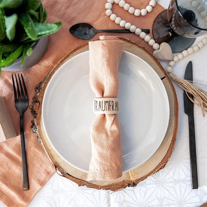 Anneau de serviette en bois sur table de mariage décorée