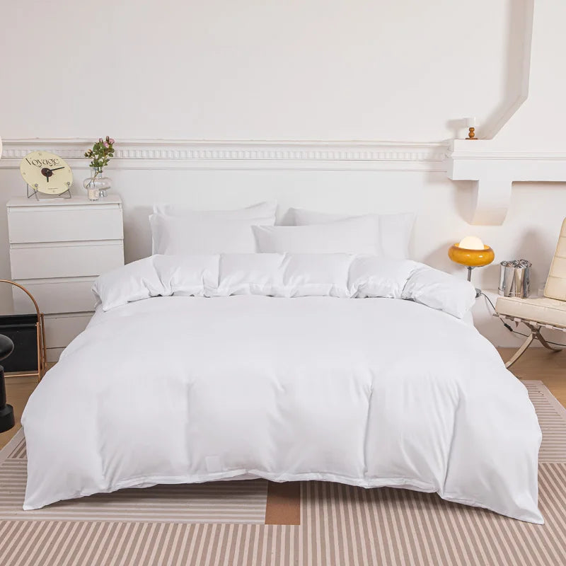 Housse de couette 1 place en polyester brossé couleur blanche sur un lit