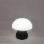 Lampe champignon blanc sur table de nuit