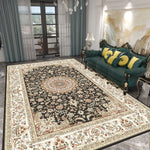Un grand tapis persan décorant un salon élégant, avec des motifs floraux complexes sur un fond sombre et des rideaux transparents offrant une vue sur l'extérieur.