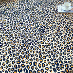 Drap-housse léopard 180x200 associé à des coussins neutres pour une décoration équilibrée