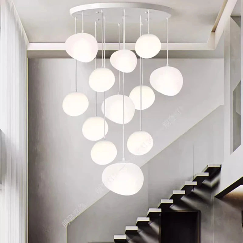 Lustre LED allumé en blanc chaud au-dessus d'une table à manger