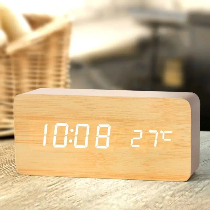 Réveil numérique en bois LED noir sur table de chevet