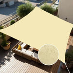 Voile d'ombrage rectangulaire beige installée dans un jardin