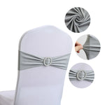 Une chaise blanche avec une ceinture grise ornée d'un anneau en métal.