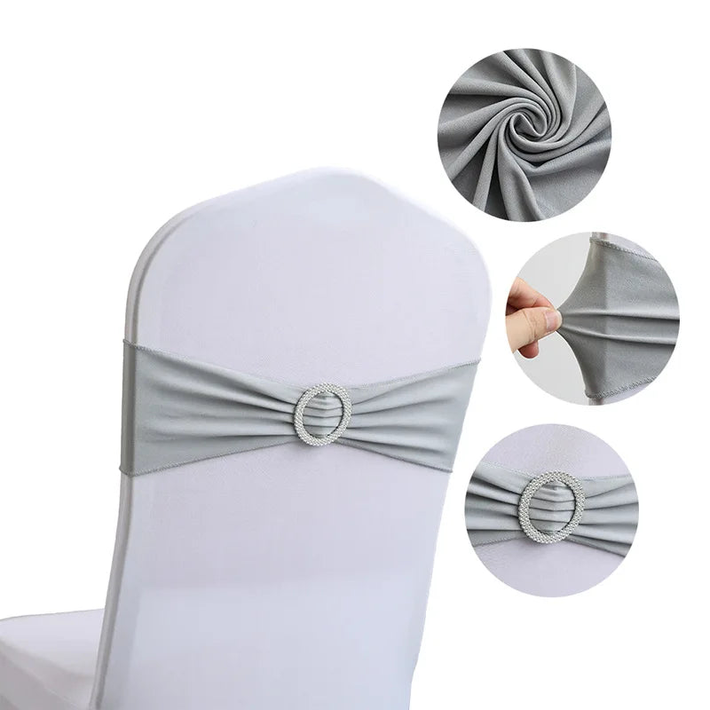 Une chaise blanche avec une ceinture grise ornée d'un anneau en métal.
