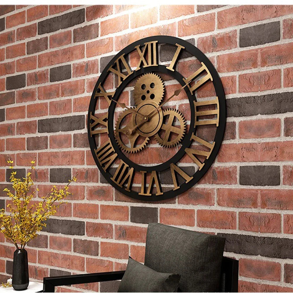 Horloge murale industrielle accrochée dans un salon moderne