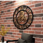 Horloge murale industrielle accrochée dans un salon moderne