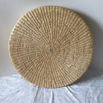 Vue de dessus du pouf montrant le motif rayé crocheté