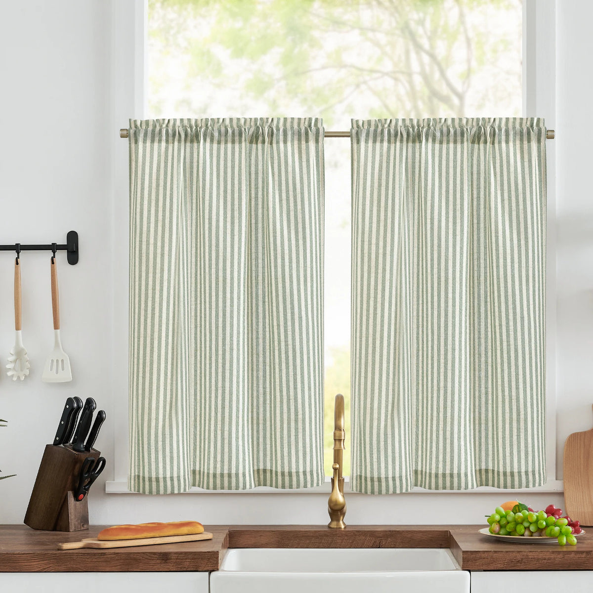 Rideaux à rayures pour cuisine, ajoutant une touche élégante et lumineuse à votre espace. Idéal pour apporter une ambiance chaleureuse tout en préservant l’intimité. Ces rideaux transformeraient n'importe quelle fenêtre en un point focal attrayant, parfaits pour une décoration moderne et invitante.