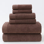 Une pile de serviettes de bain marron empilées les unes sur les autres.