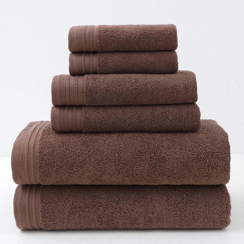 Une pile de serviettes de bain marron empilées les unes sur les autres.